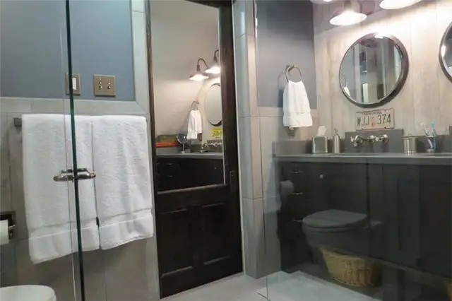 Дверь в ванную комнату со встроенным зеркалом