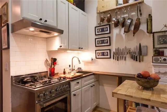 242-Sq-Ft-NYC-Apartment-tiny-kitchen