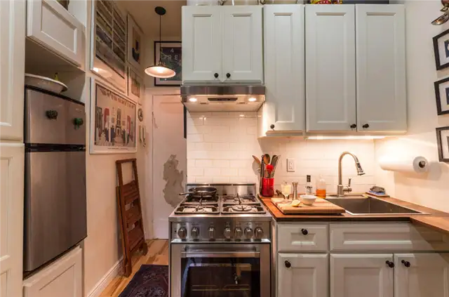 242-Sq-Ft-NYC-Apartment-tiny-kitchen1