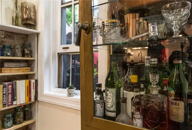 242-Sq-Ft-NYC-Apartment-cabinets