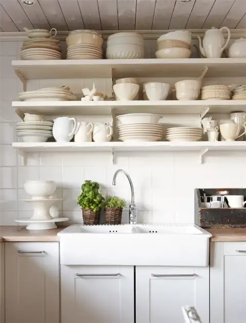 Rustic-Country-Kitchen-Open-Shelves-For-Porcelain-Design