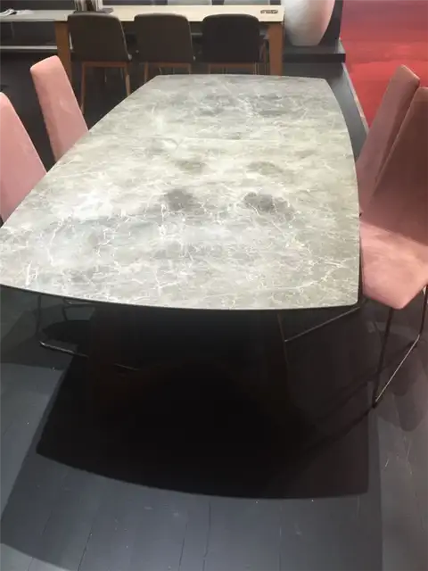 Обеденный стол из серого бетона