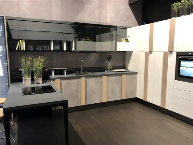Кухонные шкафы с серыми акцентами