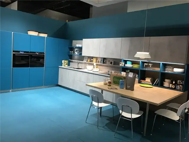 Планировка кухни в стиле колор блок