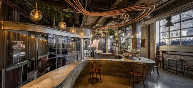 Metal Hands Coffee Renovation от Linkchance Architects - декор в стиле стим-панк