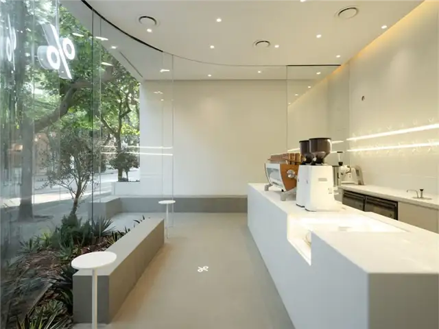 %Arabica Coffee Shop Design by B.l.U.E. Architecture Studio - белый