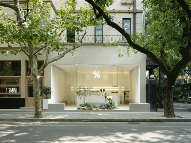 %Arabica Coffee Shop Design by B.l.U.E. Architecture Studio- изогнутое большое стекло