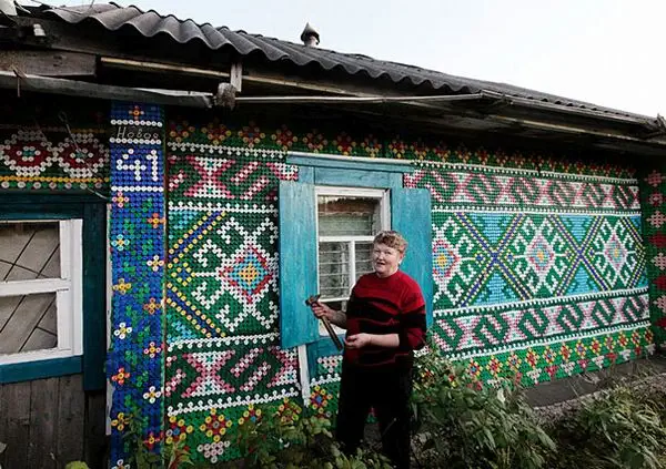 Русский дом из крышек от бутылок