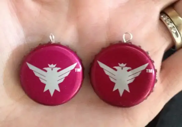 Серьги из крышек от бутылок