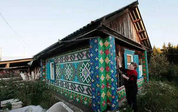 Стены дома из бутылочных крышек