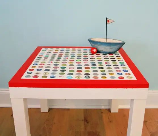 Икеа Lack Table Крышки от бутылок на столешнице