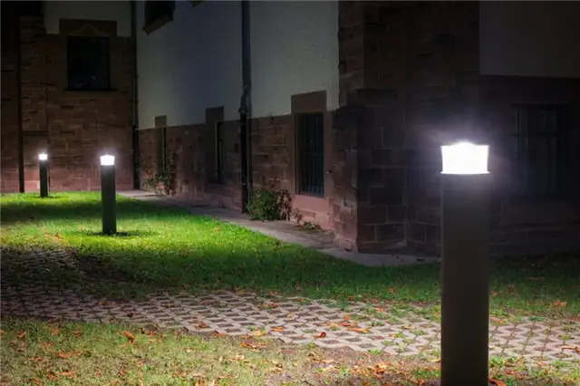 Solar Powered Fence Light Features