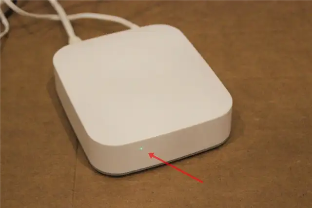 Небольшой светодиодный индикатор на передней панели концентратора SmartThings Hub