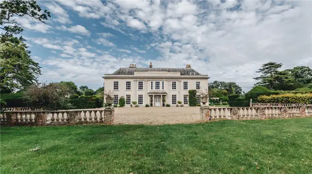Grand English Country Estate histocir opulence 1024x572