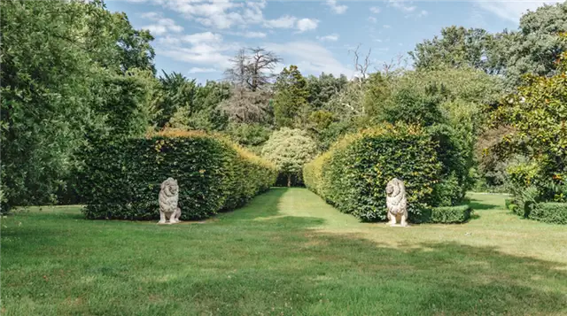 Grand English Country Estate histocir opulence 1024x572