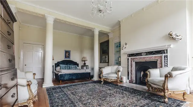 Grand English Country Estate - декор спальни