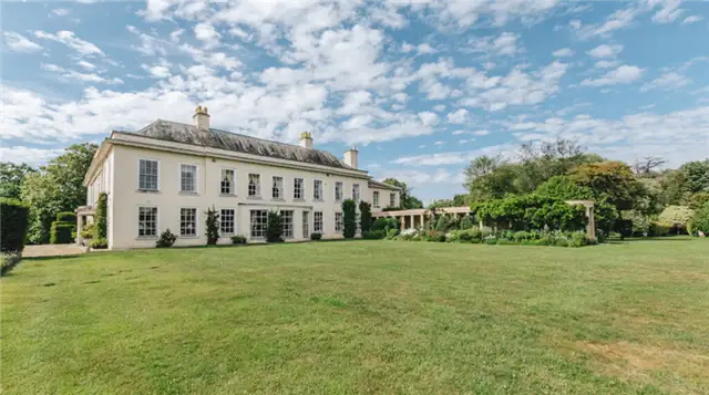 Grand English Country Estate histocir opulence 1024x572