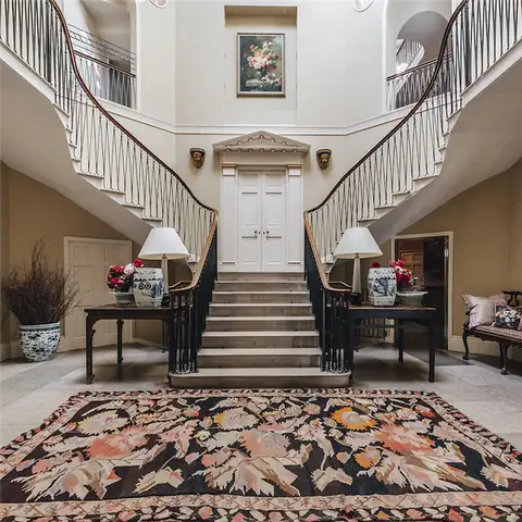 Grand English Country Estate - лестница в подъезде