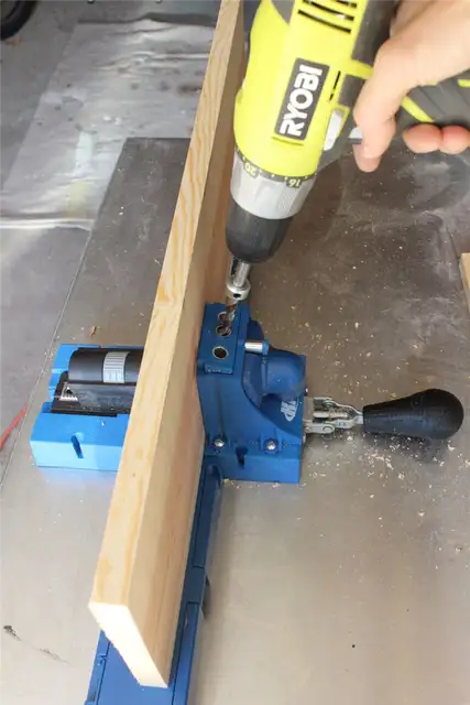 DIY (своими руками) Industrial Rolling Cart - просверлите четыре отверстия для карманов