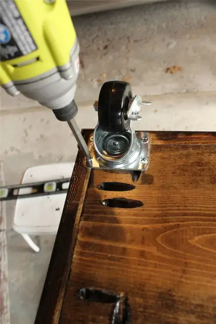 DIY (своими руками) Industrial Rolling Cart - время прикрепить ролики