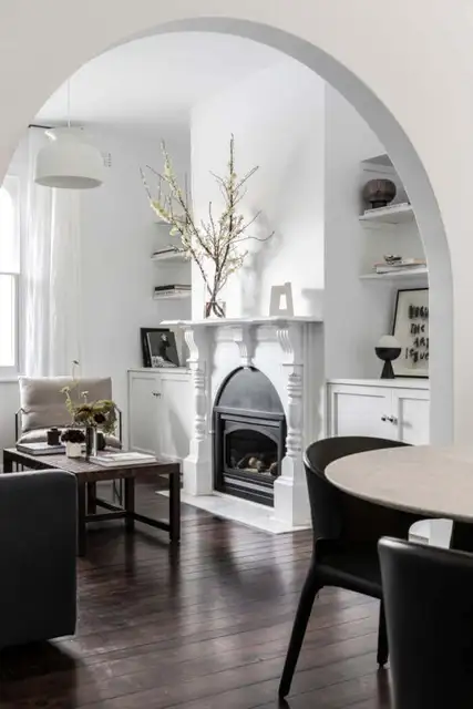 Белая гостиная с камином от дизайнера Джилл Динкель из The Terrace.