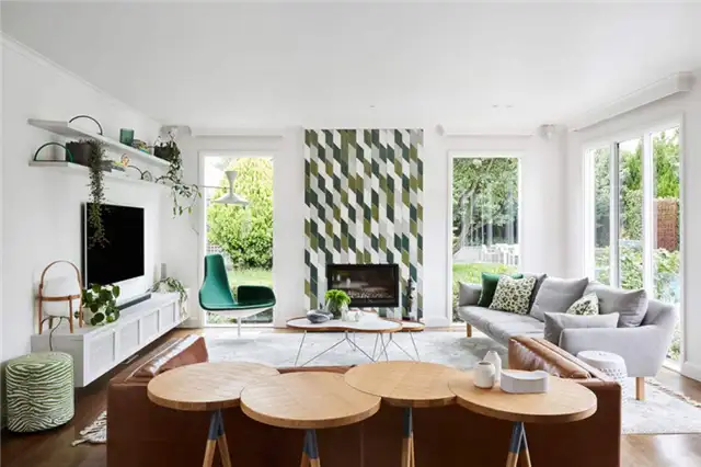 Гостиная с камином от студии Sisällä Interior Design из Мельбурна.