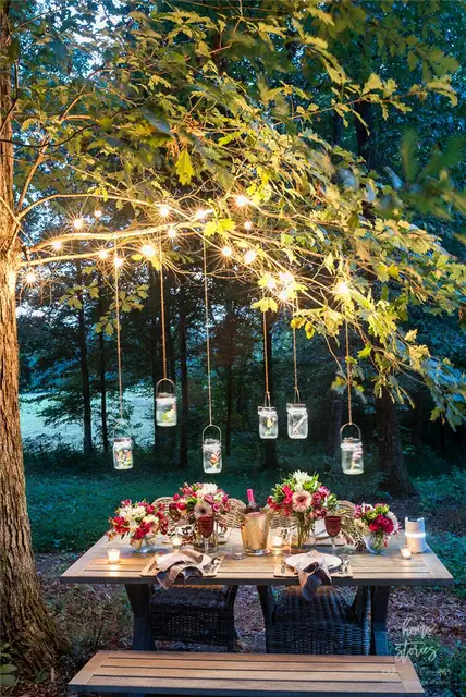 Outdoor-table-and-string-lights
