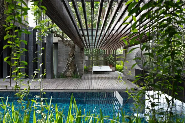 Пергола для плавательного бассейна - A Box in Disguise от Wahana Architects