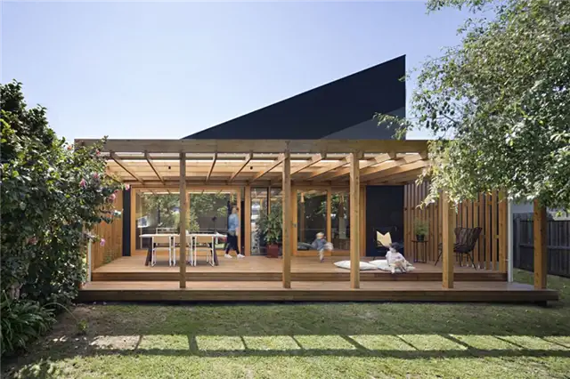 Пергола на заднем дворе от Joyful House Mihaly Slocombe