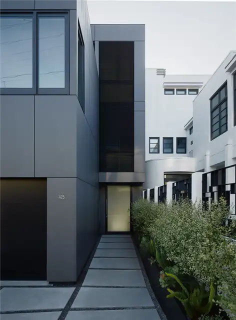 Входная дверь дома Remember House