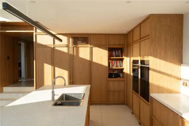 Scullion Architects пристраивает пристройку из изогнутого стекла к дому 1930-х годов в Дублине