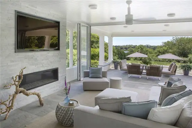 Hamptons Home Decor by Jessica Shaw Turett Collaborative - гостиная с большими окнами
