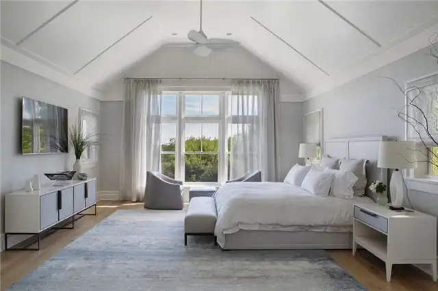 Hamptons Home Decor by Jessica Shaw Turett Collaborative - большая спальня