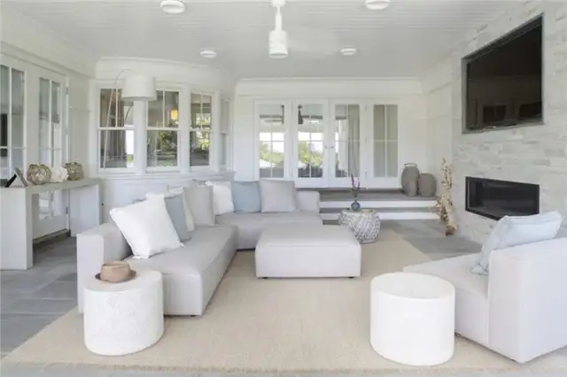 Hamptons Home Decor by Jessica Shaw Turett Collaborative - камин и телевизор над ним
