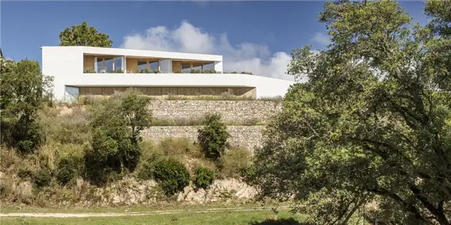 Дом в Мас Ноу - 05 AM Arquitectura в Испании - стены из габионов
