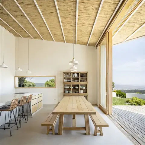 Дом в Мас Ноу - 05 AM Arquitectura в Испании - обеденный стол со скамейкой