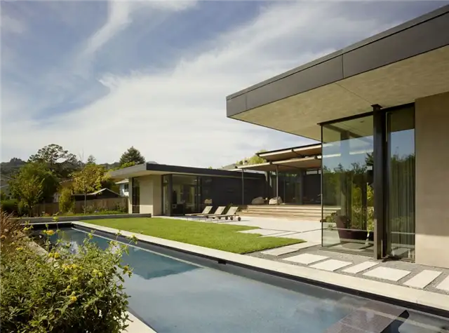 Плавательный бассейн в резиденции Mill Valley