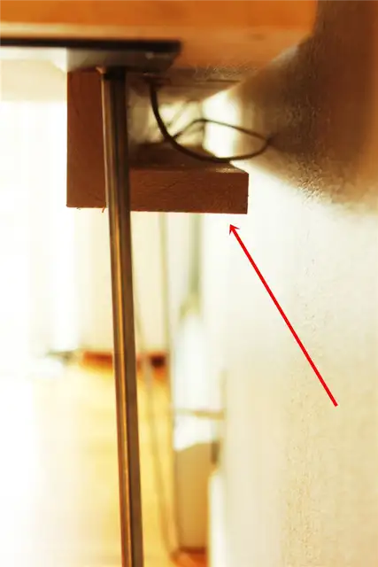 DIY (своими руками) Desk with Shelf Hairpin Legs - просто заправьте лишний шнур в корректор.