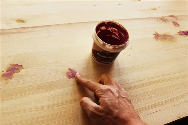 Стол DIY (своими руками) с полкой на ножках-шпильках - нанесите шпатлевку для дерева