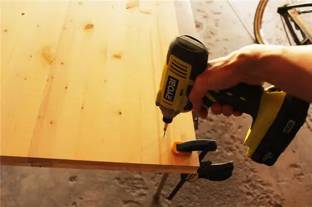 Стол DIY (своими руками) с ножками-шпильками для полок - вкрутите винты в зажатые панели проекта