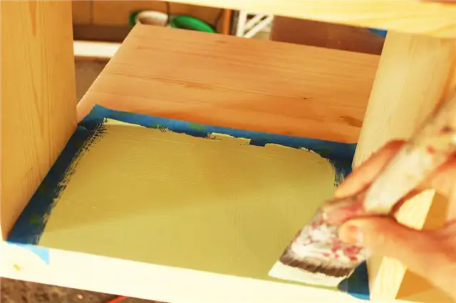 DIY (своими руками) Стол с полкой для шпилек - пространство было окрашено одним слоем