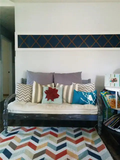 x-wood-dailing-on-wall-DIY (своими руками)