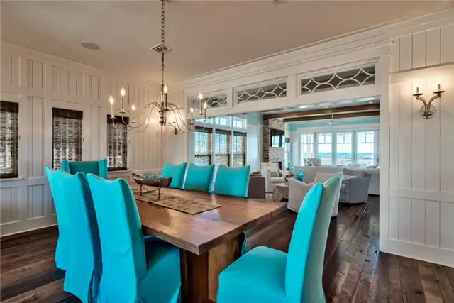 Дом Cape Cod в Уотерсаунде, Флорида - стулья бирюзового цвета