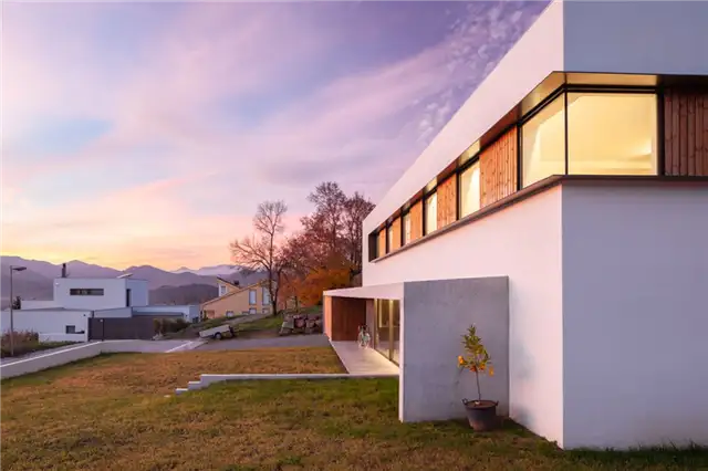 Современный дом на скамейке от Arnau estudi d'arquitectura - бетон