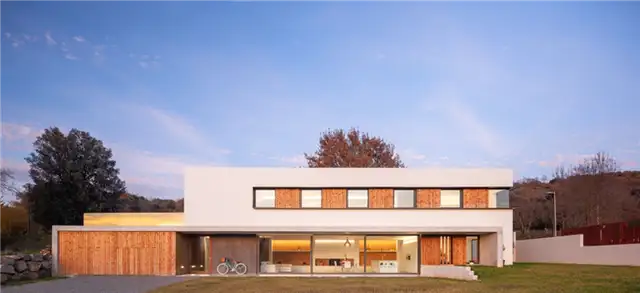 Современный дом на скамейке от Arnau estudi d'arquitectura