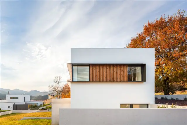 Современный дом на скамейке от Arnau estudi d'arquitectura - деревянный акцент на окне