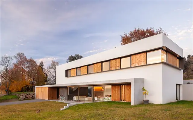 Современный дом на скамейке от Arnau estudi d'arquitectura - передний план дома