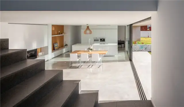 Современный дом Bench House от Arnau estudi d'arquitectura - белая кухня