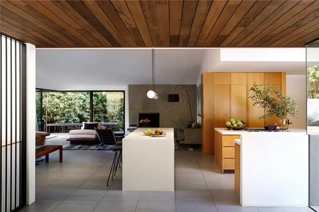 Вид на интерьер дома Modern-Treehouse-Inspired-Home-Assembledge