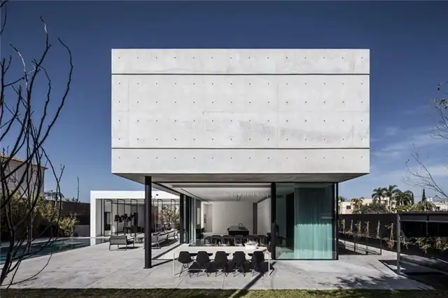 Плавательные бассейны в бетонном доме The Wall House от Guedes Cruz Arquitectos